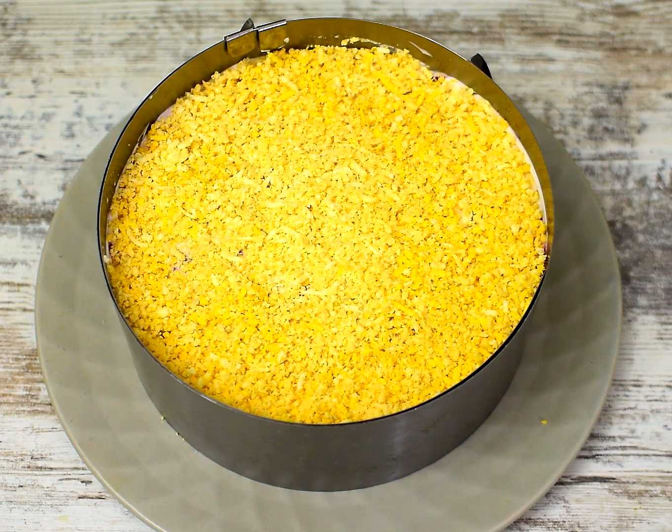 Hareng sous un manteau de fourrure avec des bâtonnets de crabe - Étape 9