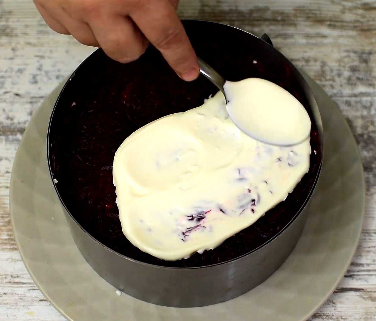 Hareng sous un manteau de fourrure avec des bâtonnets de crabe - Étape 8