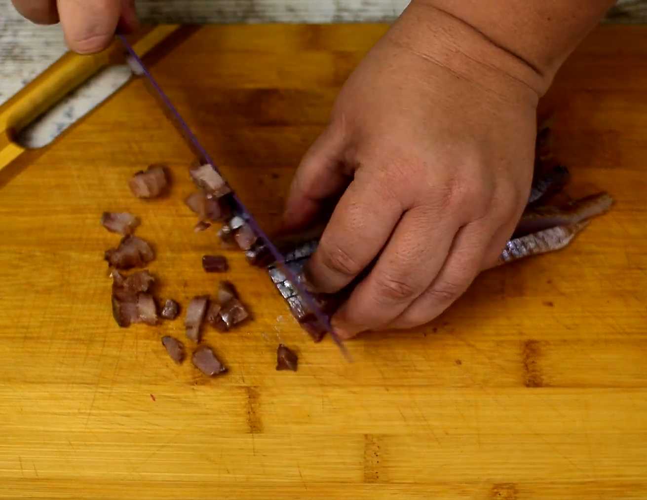 Hareng sous un manteau de fourrure avec des bâtonnets de crabe - Étape 3