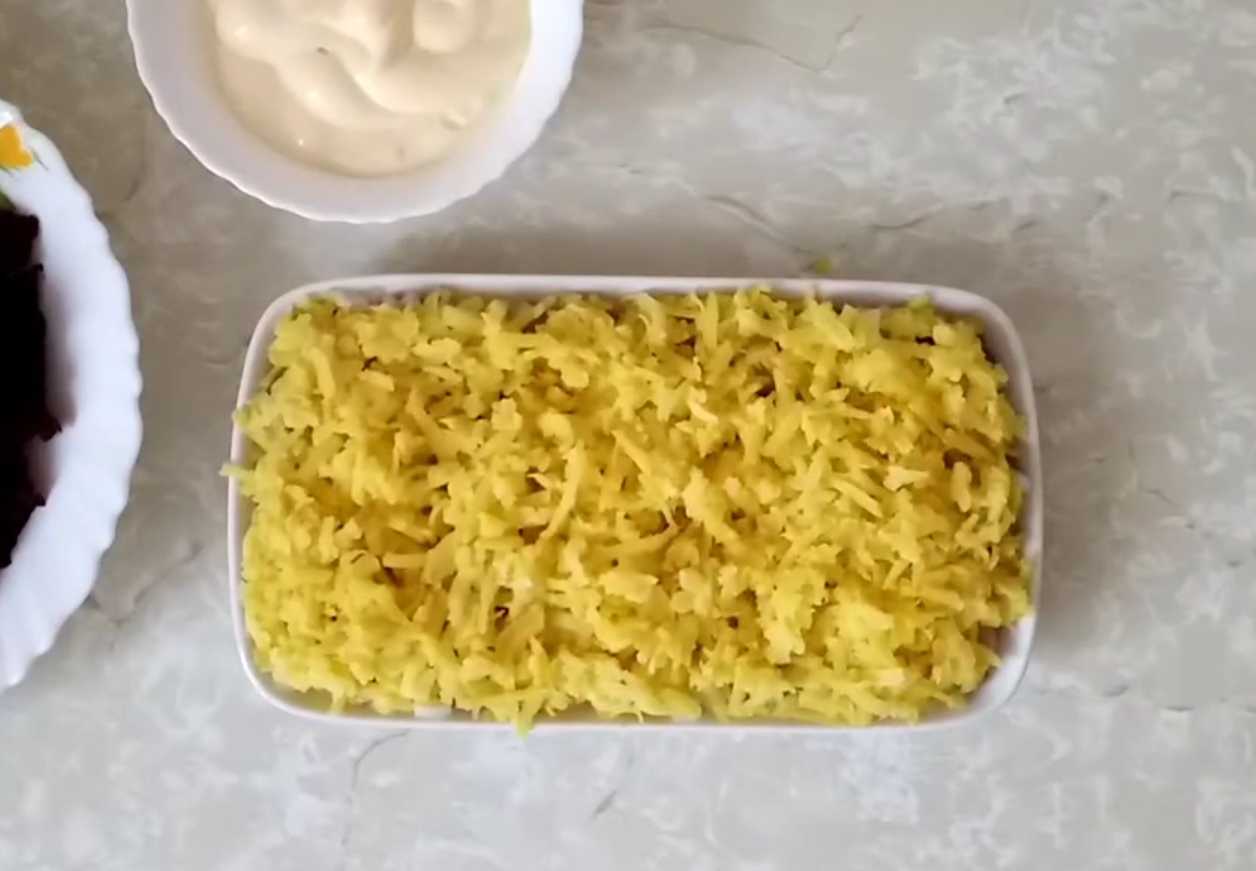 Hareng sous un manteau de fourrure sans carottes - Étape 4