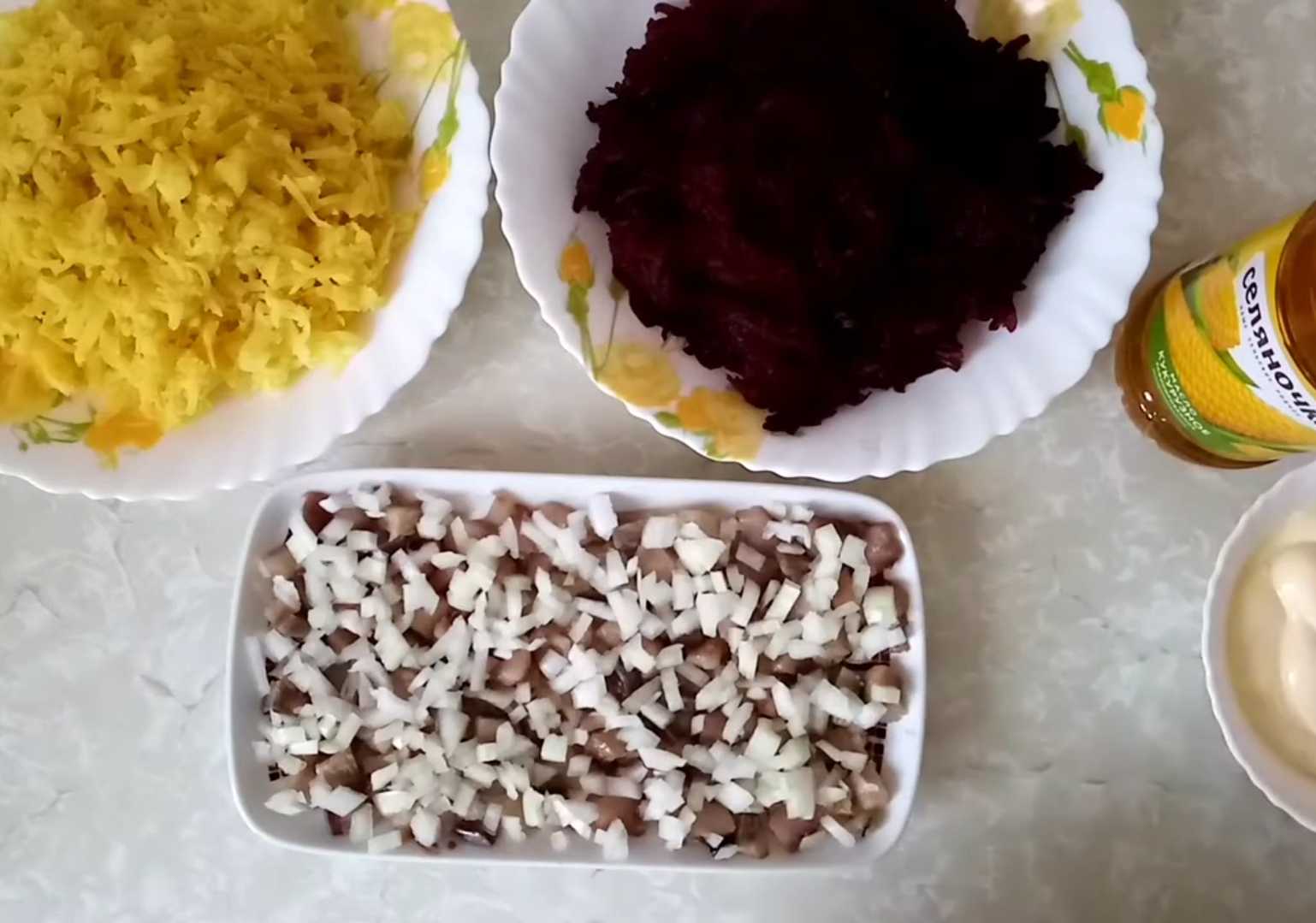 Hareng sous un manteau de fourrure sans carottes - Étape 2