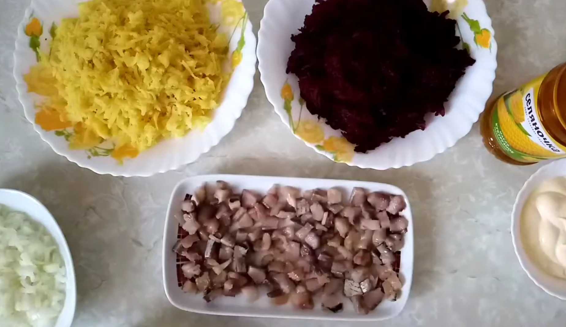 Hareng sous un manteau de fourrure sans carottes - Étape 1