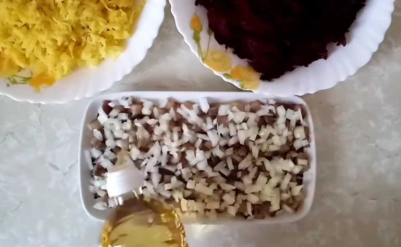 Hareng sous un manteau de fourrure sans carottes - Étape 3