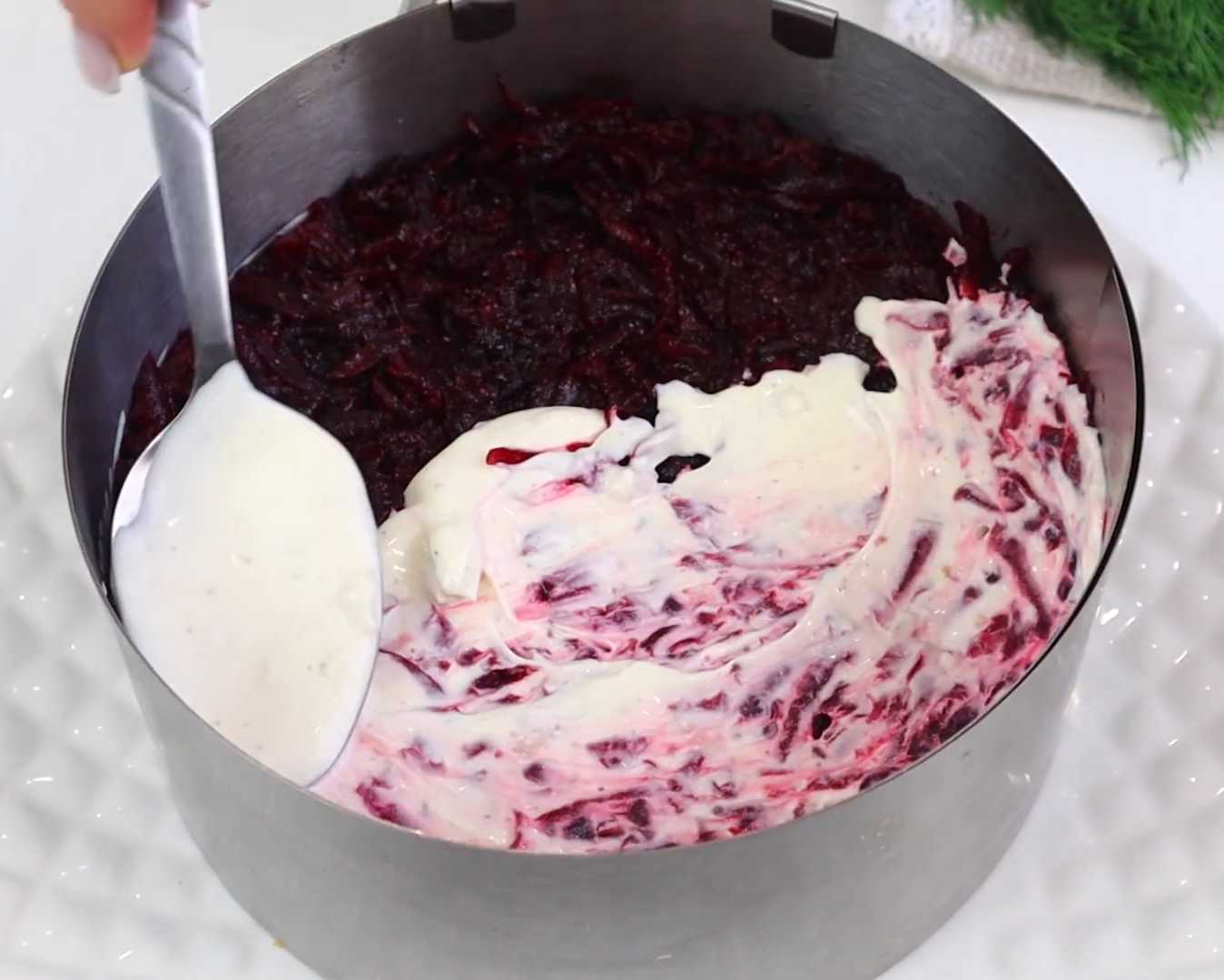 Hareng sous un manteau de fourrure avec du poulet - Étape 7