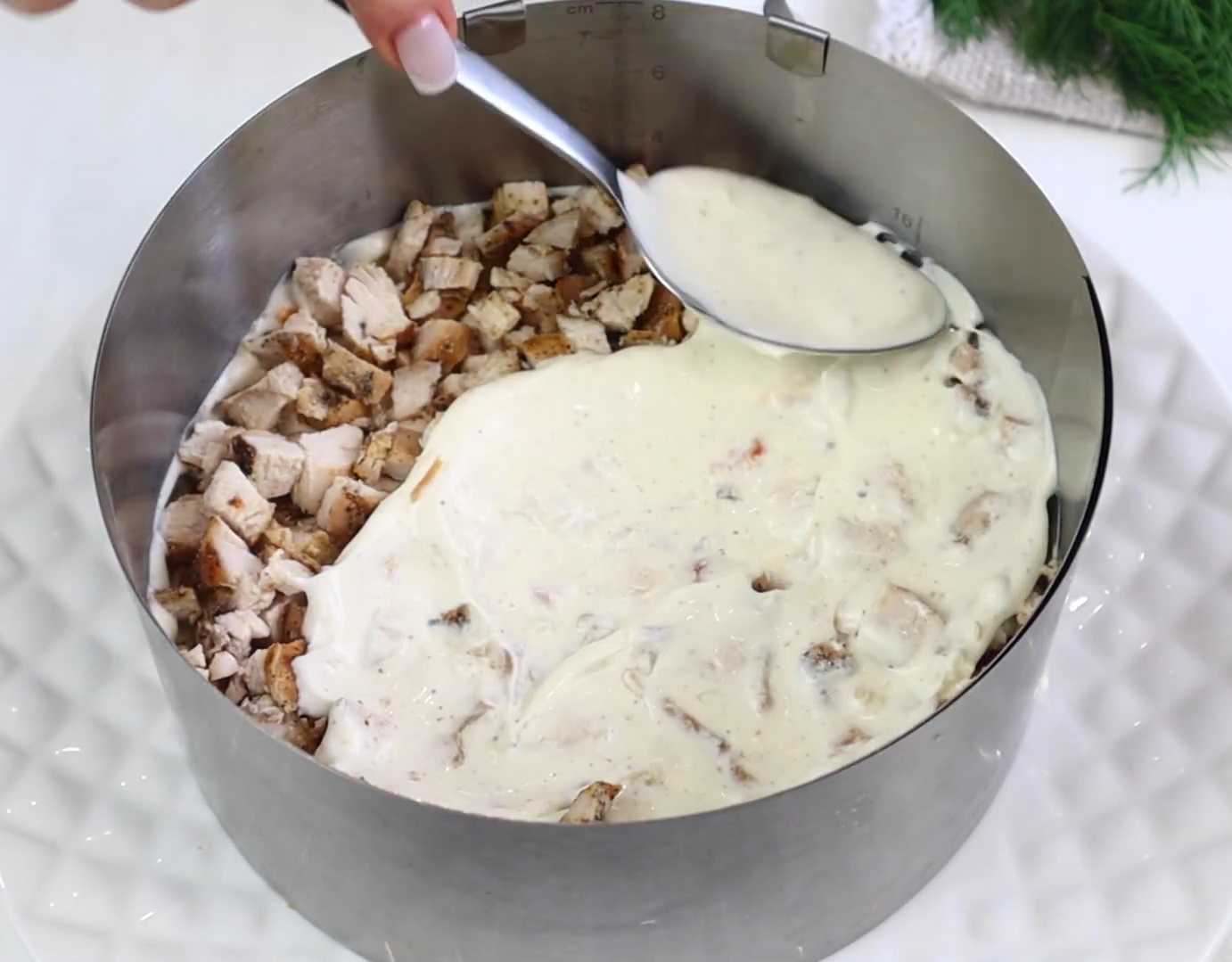 Hareng sous un manteau de fourrure avec du poulet - Étape 5