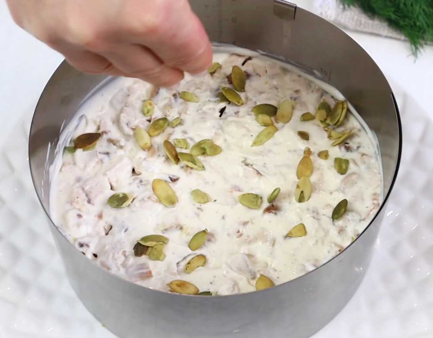 Hareng sous un manteau de fourrure avec du poulet - Étape 6