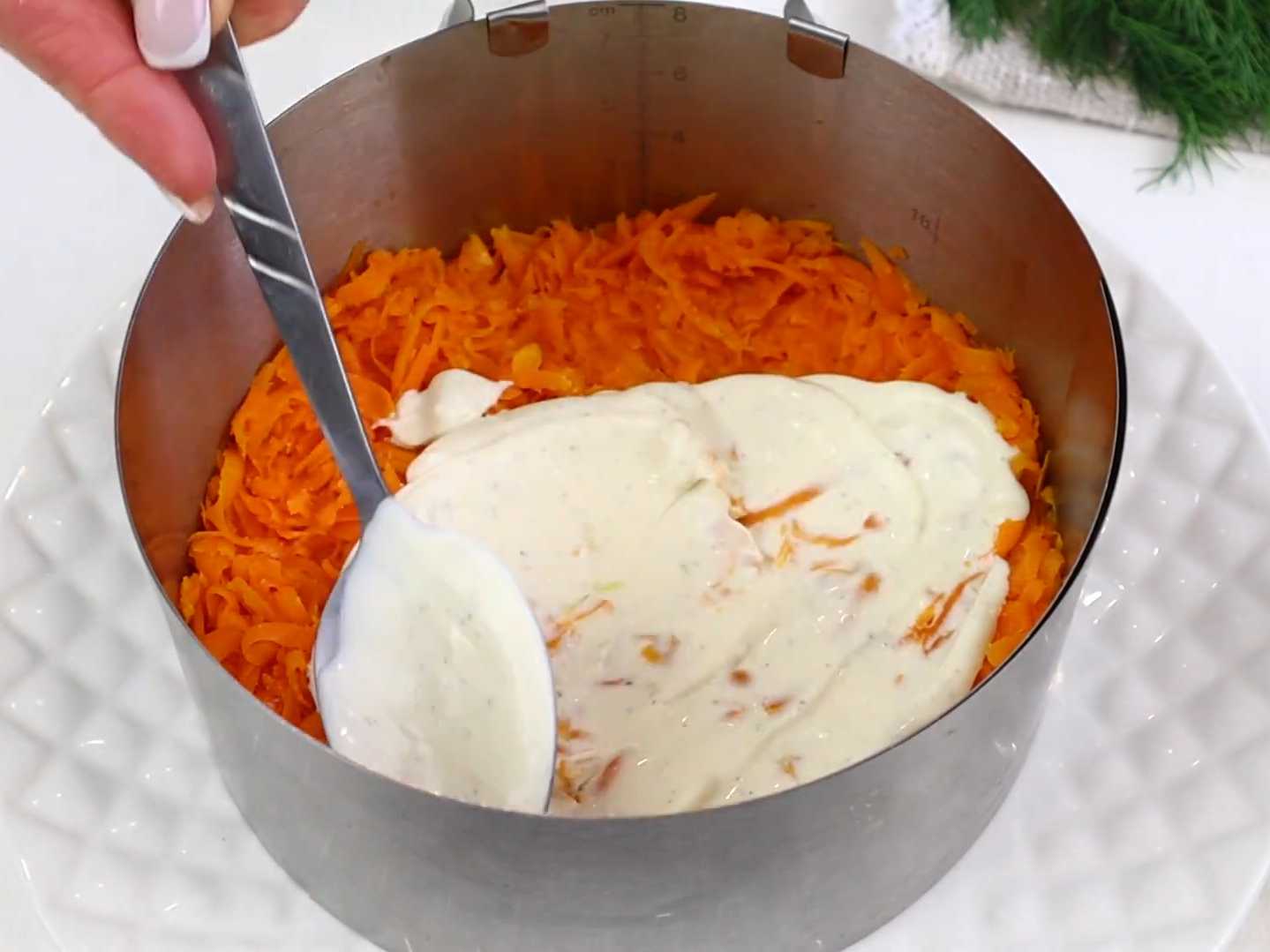 Hareng sous un manteau de fourrure avec du poulet - Étape 4