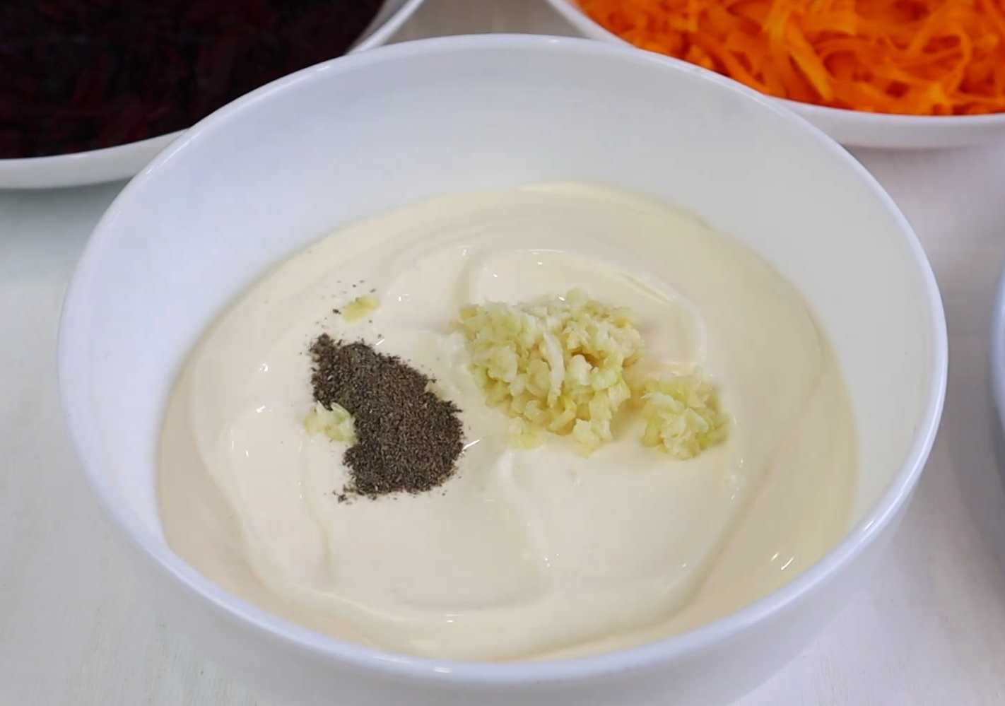 Hareng sous un manteau de fourrure avec du poulet - Étape 3