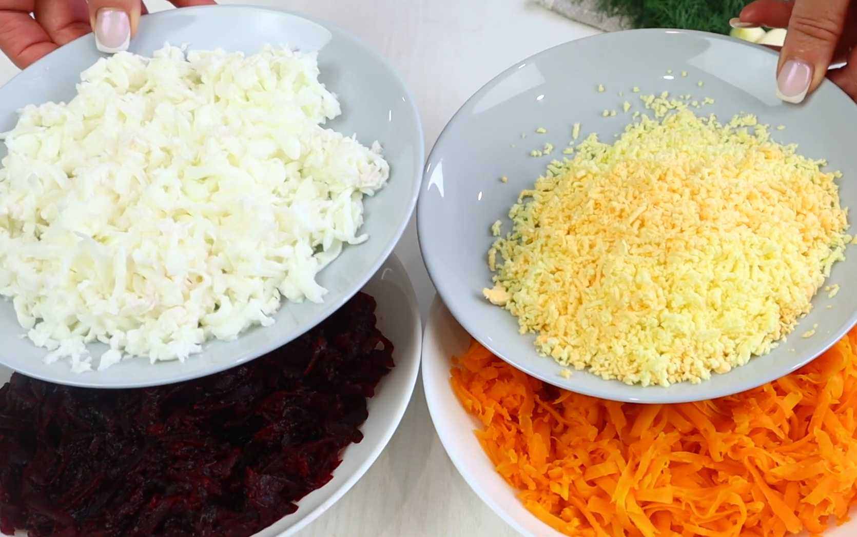 Hareng sous un manteau de fourrure avec du poulet - Étape 1