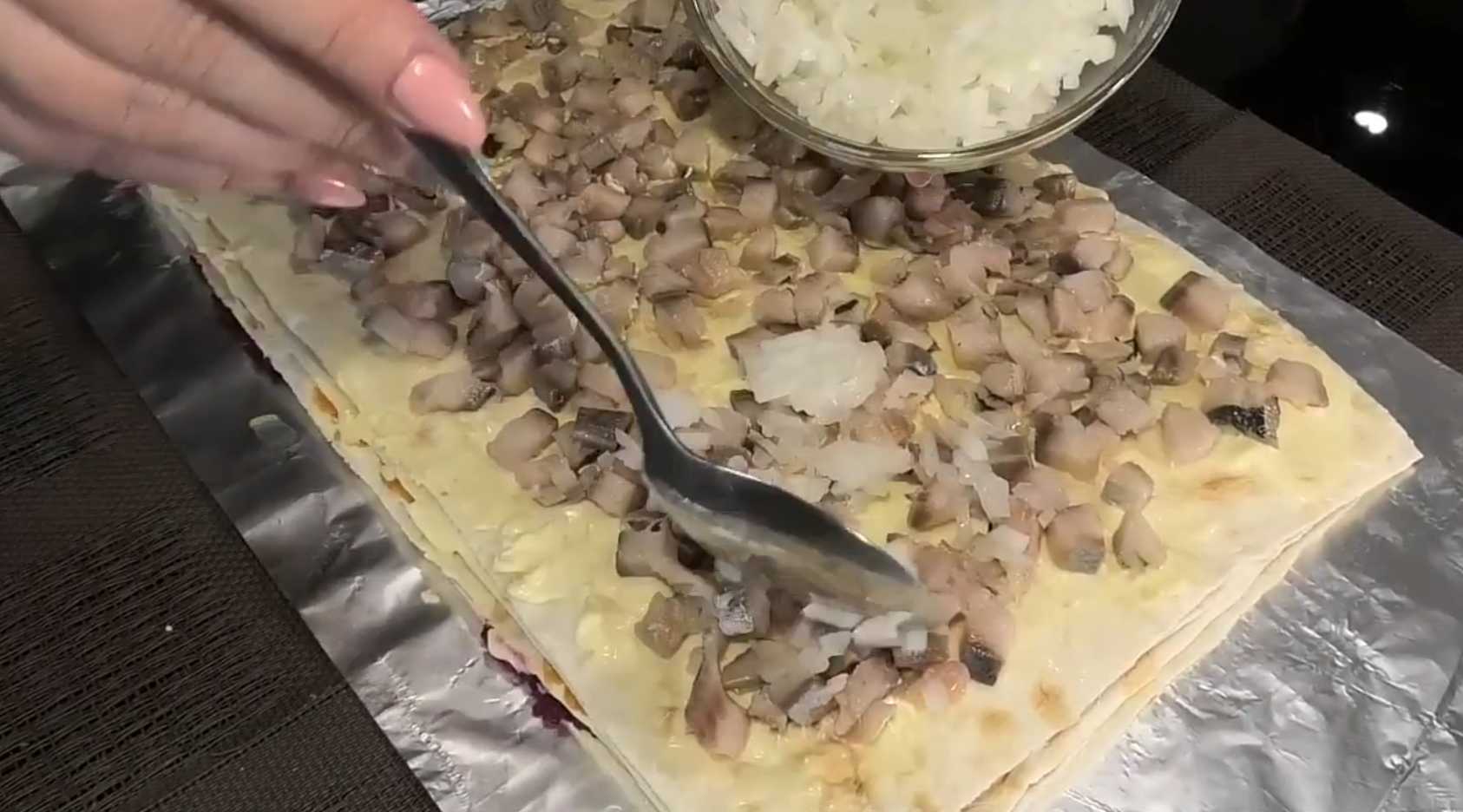 Hareng sous un manteau de fourrure dans un pain pita - Étape 9