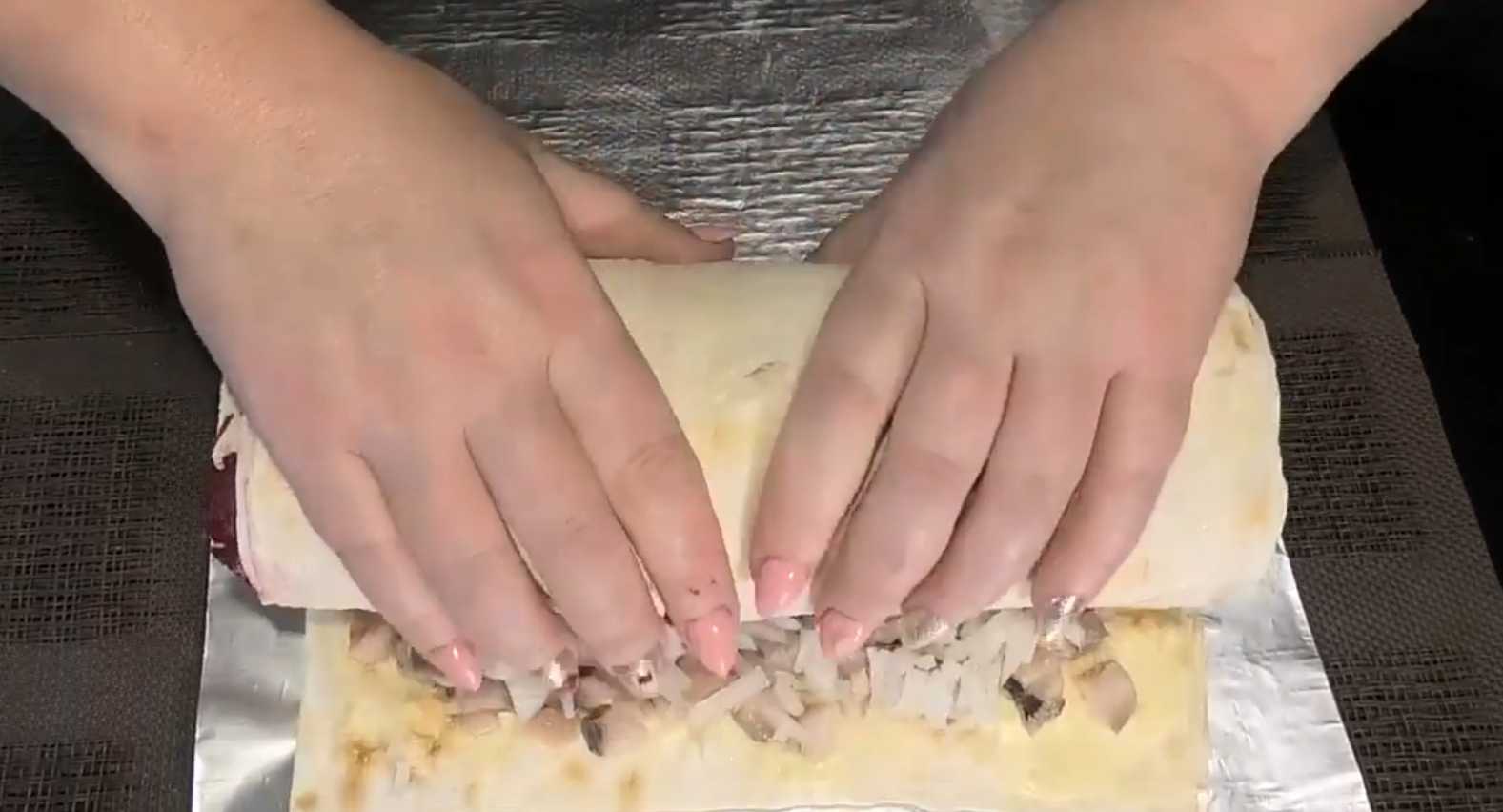 Hareng sous un manteau de fourrure dans un pain pita - Étape 10