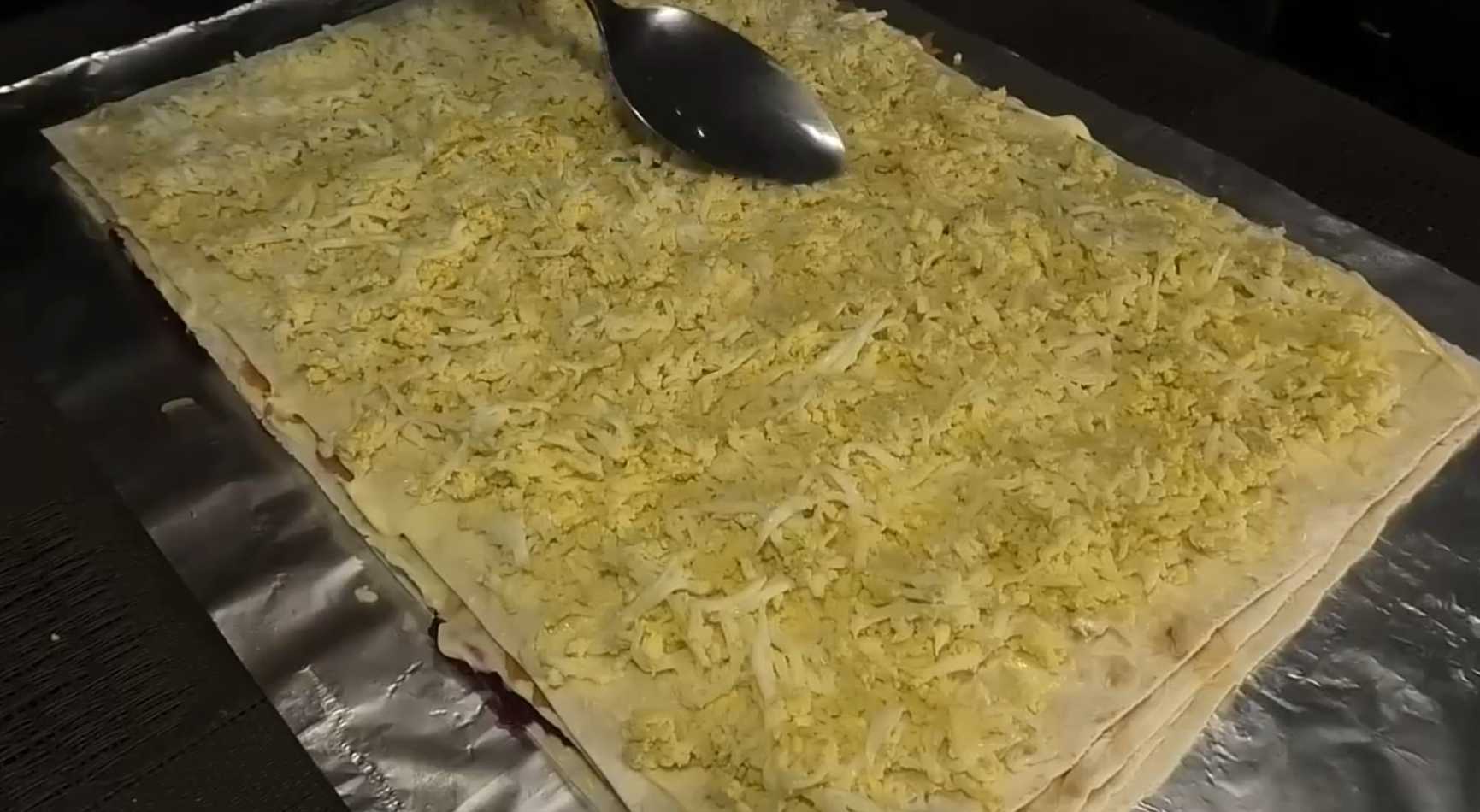 Hareng sous un manteau de fourrure dans un pain pita - Étape 8