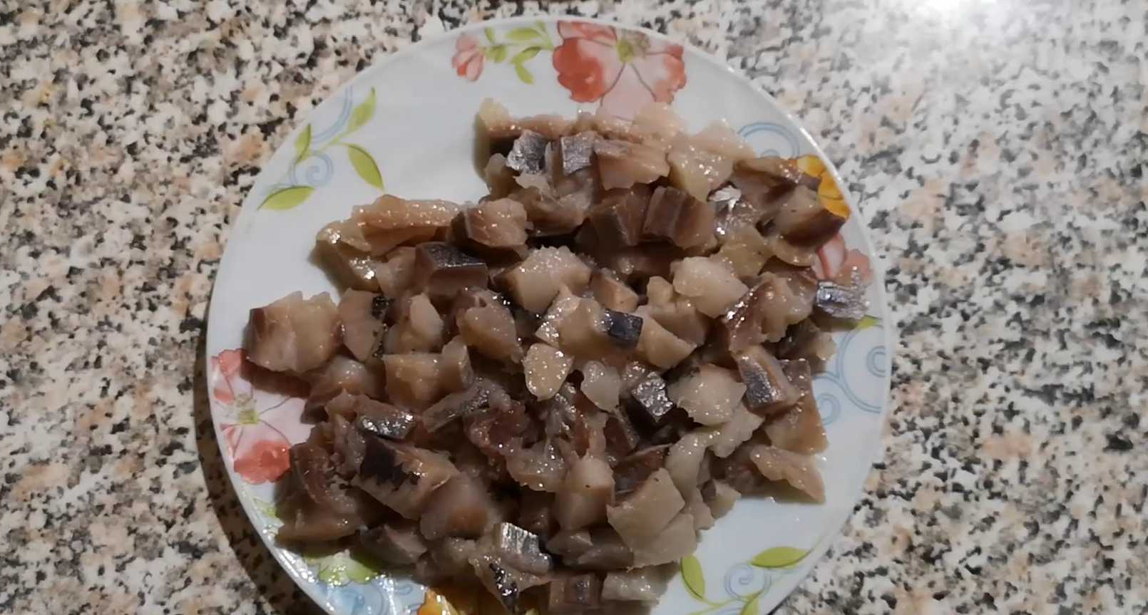 Hareng sous un manteau de fourrure de renard aux champignons - Étape 5