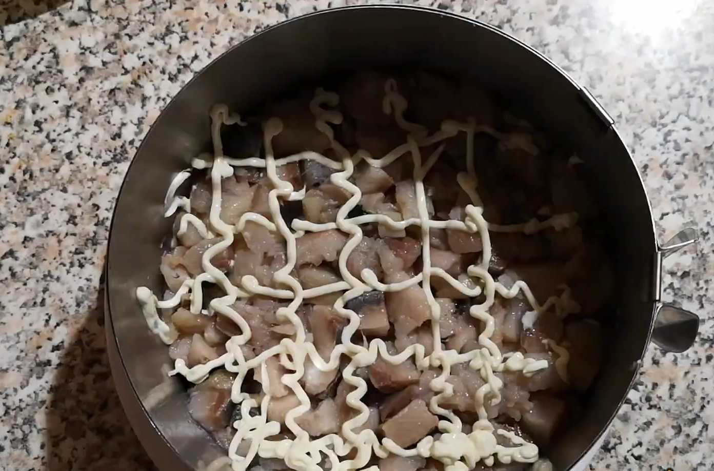 Hareng sous un manteau de fourrure de renard aux champignons - Étape 7