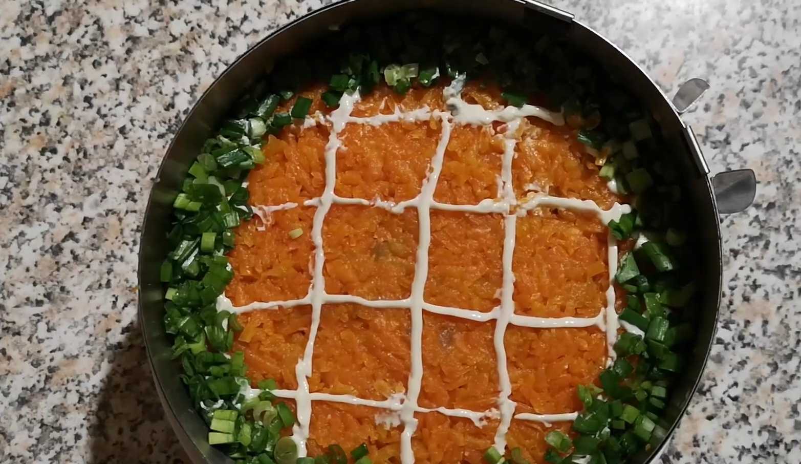 Hareng sous un manteau de fourrure de renard aux champignons - Étape 11