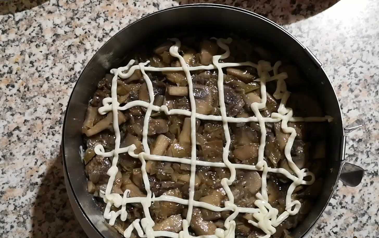 Hareng sous un manteau de fourrure de renard aux champignons - Étape 9