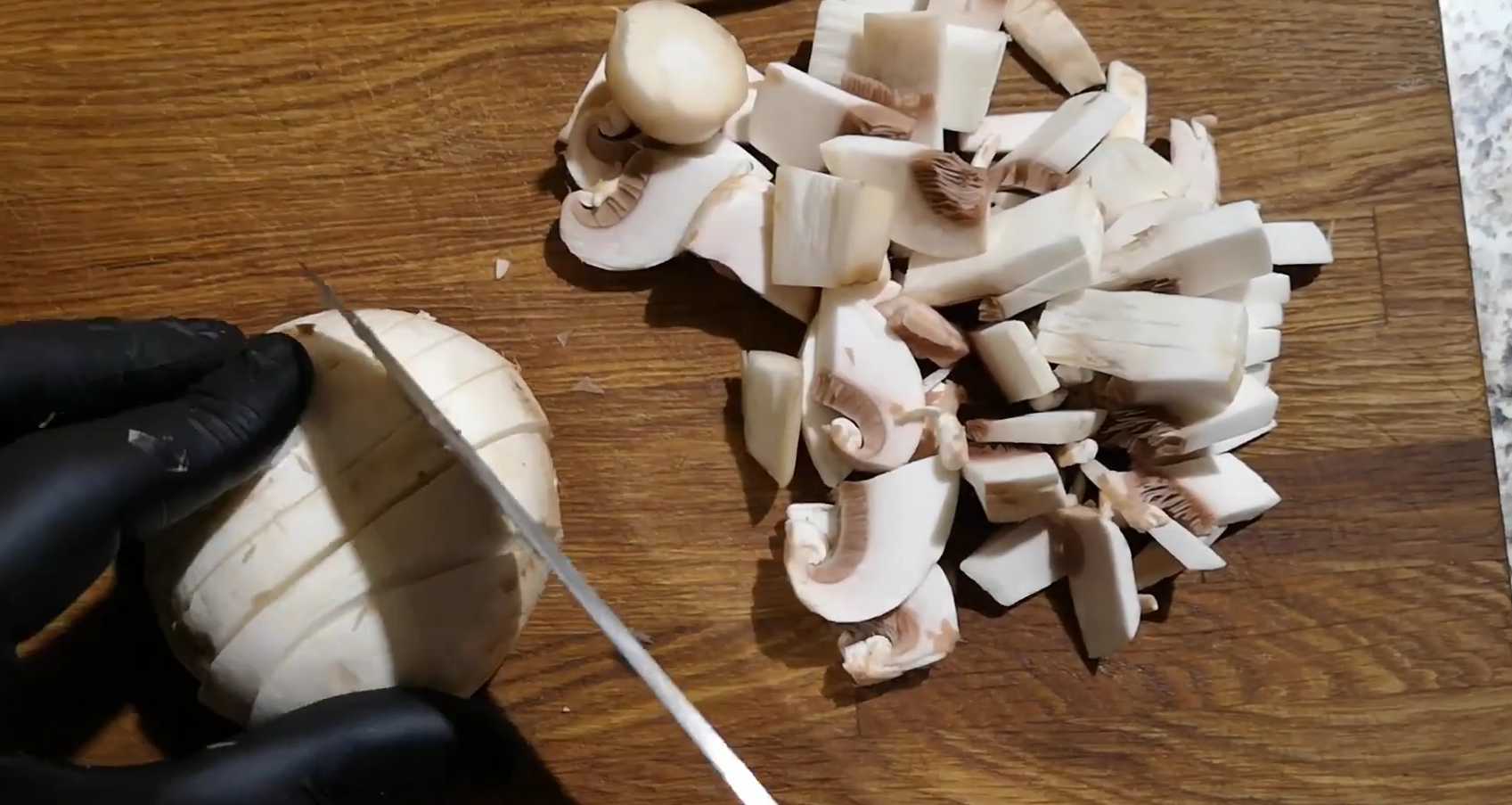 Hareng sous un manteau de fourrure de renard aux champignons - Étape 2