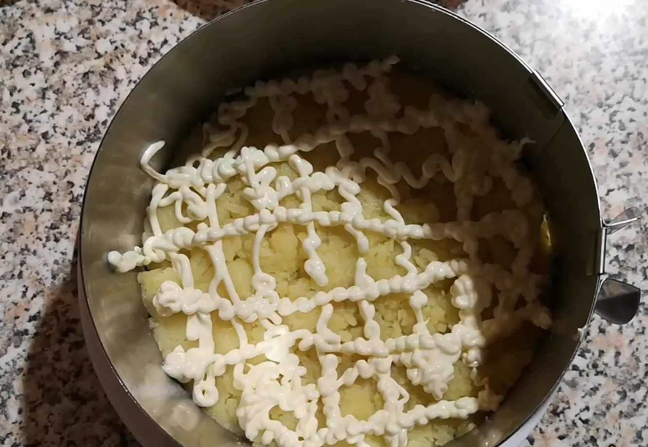 Hareng sous un manteau de fourrure de renard avec des champignons - Étape 6