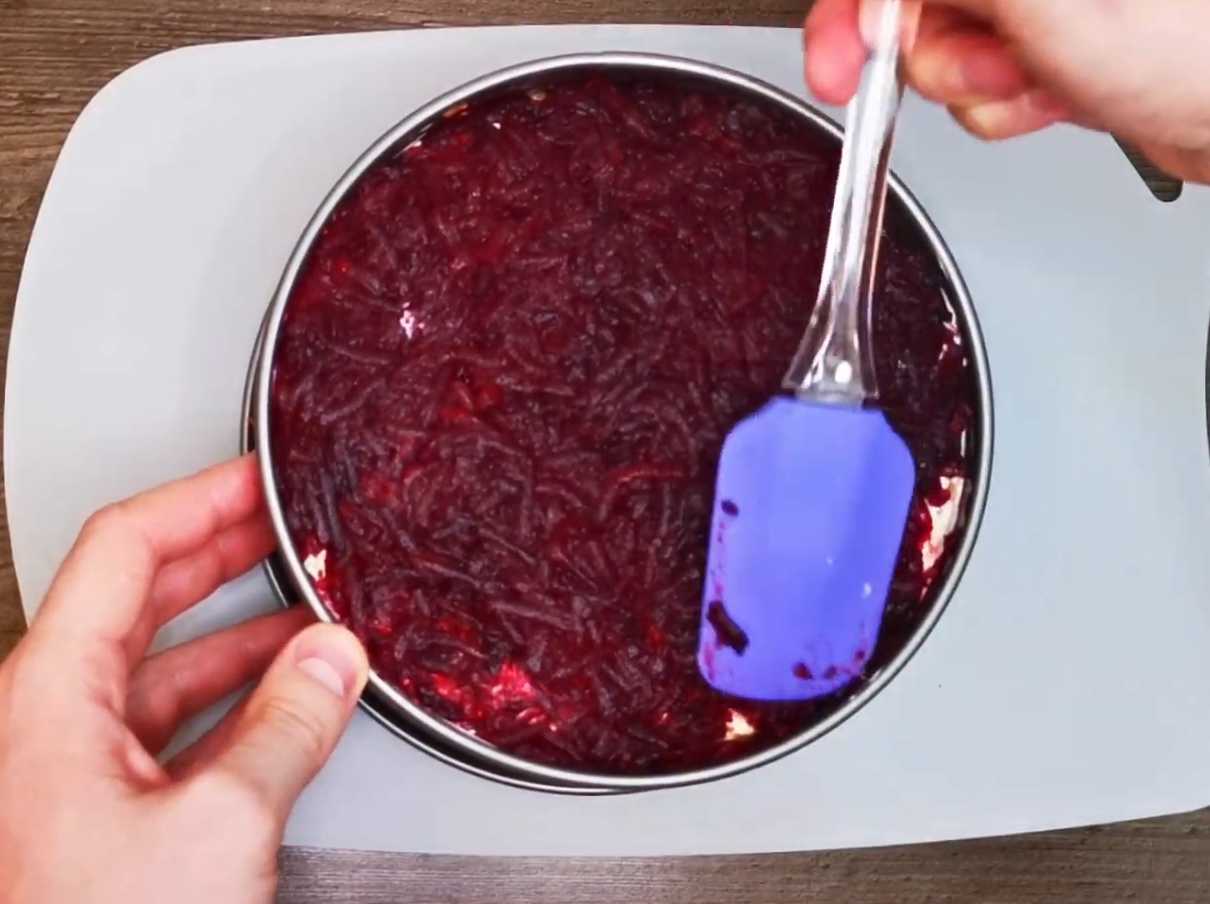 Hareng sous un manteau de fourrure avec du caviar de capelan - Étape 7