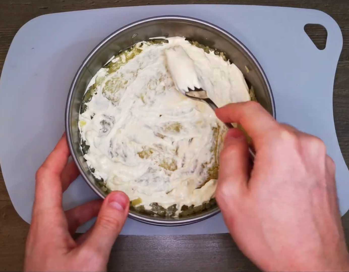 Hareng sous un manteau de fourrure avec du caviar de capelan - Étape 1