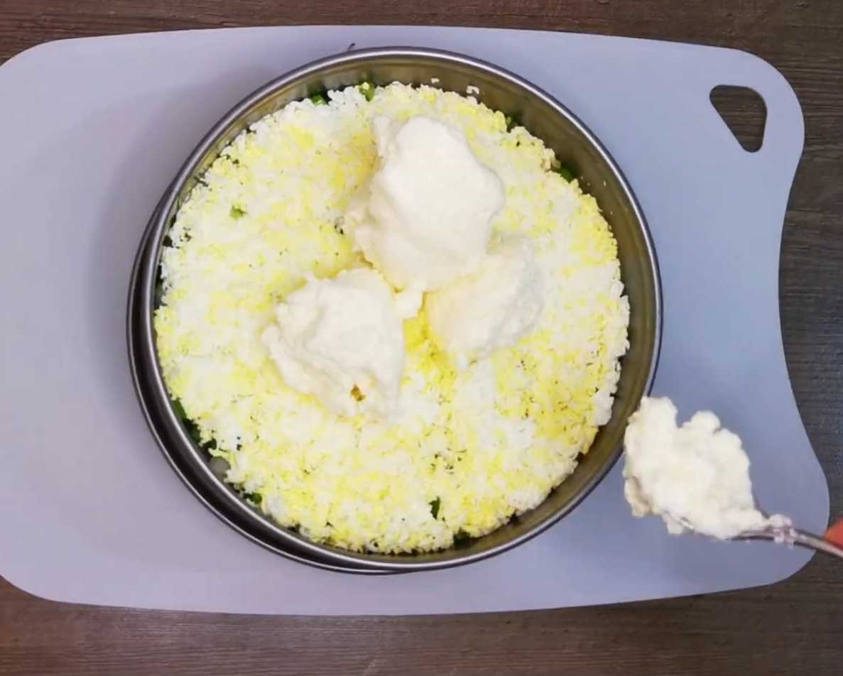 Hareng sous un manteau de fourrure avec du caviar de capelan - Étape 5