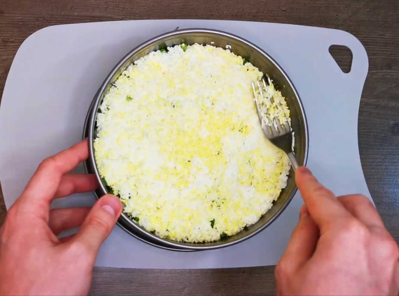 Hareng sous un manteau de fourrure avec du caviar de capelan - Étape 4