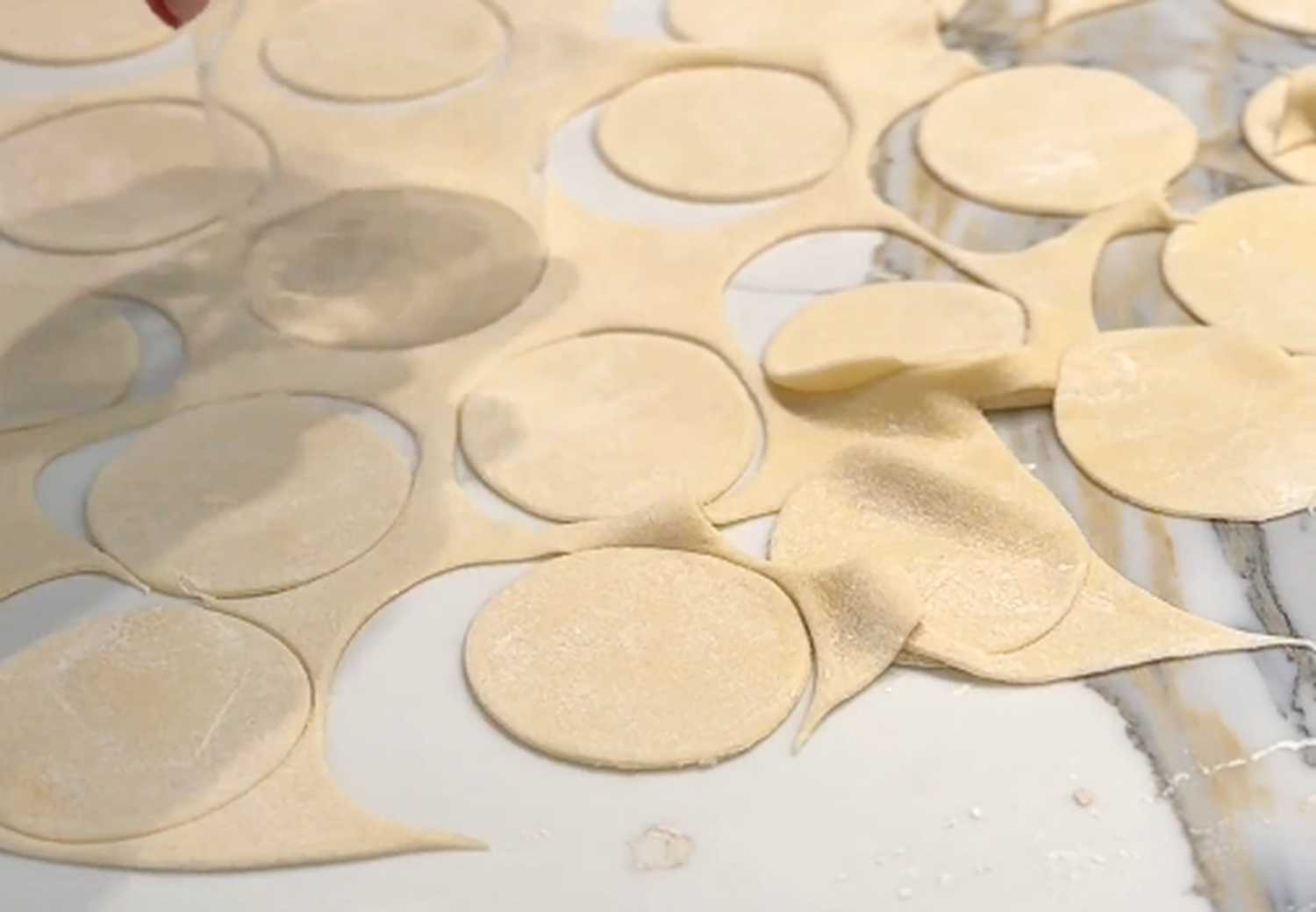 Raviolis maison - Étape 3 : Étalez la pâte et découpez des cercles
