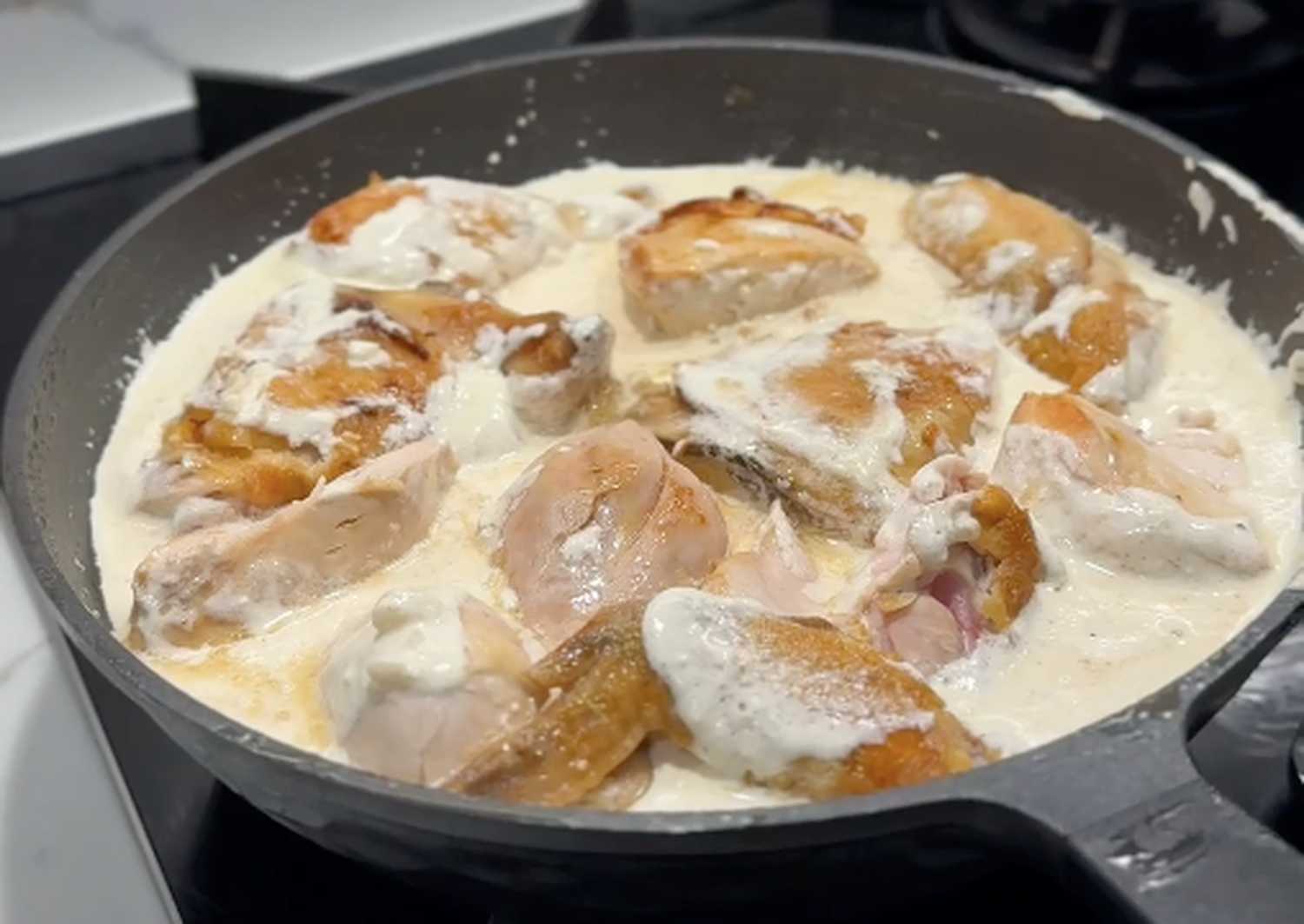 Poulet à la sauce crémeuse - Étape 4 : Laisser mijoter le poulet dans la sauce
