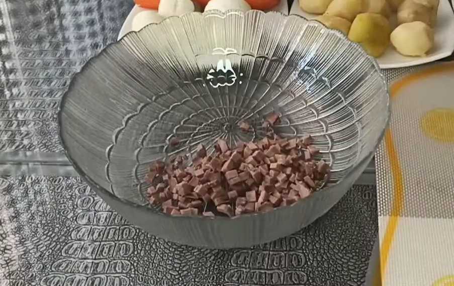 Salade Olivier à la langue de porc - Étape 1