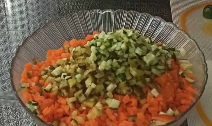 Salade Olivier à la langue de porc - Étape 5