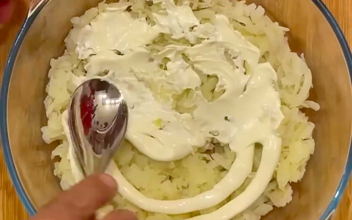 Hareng sous un manteau de fourrure avec du caviar - Étape 1