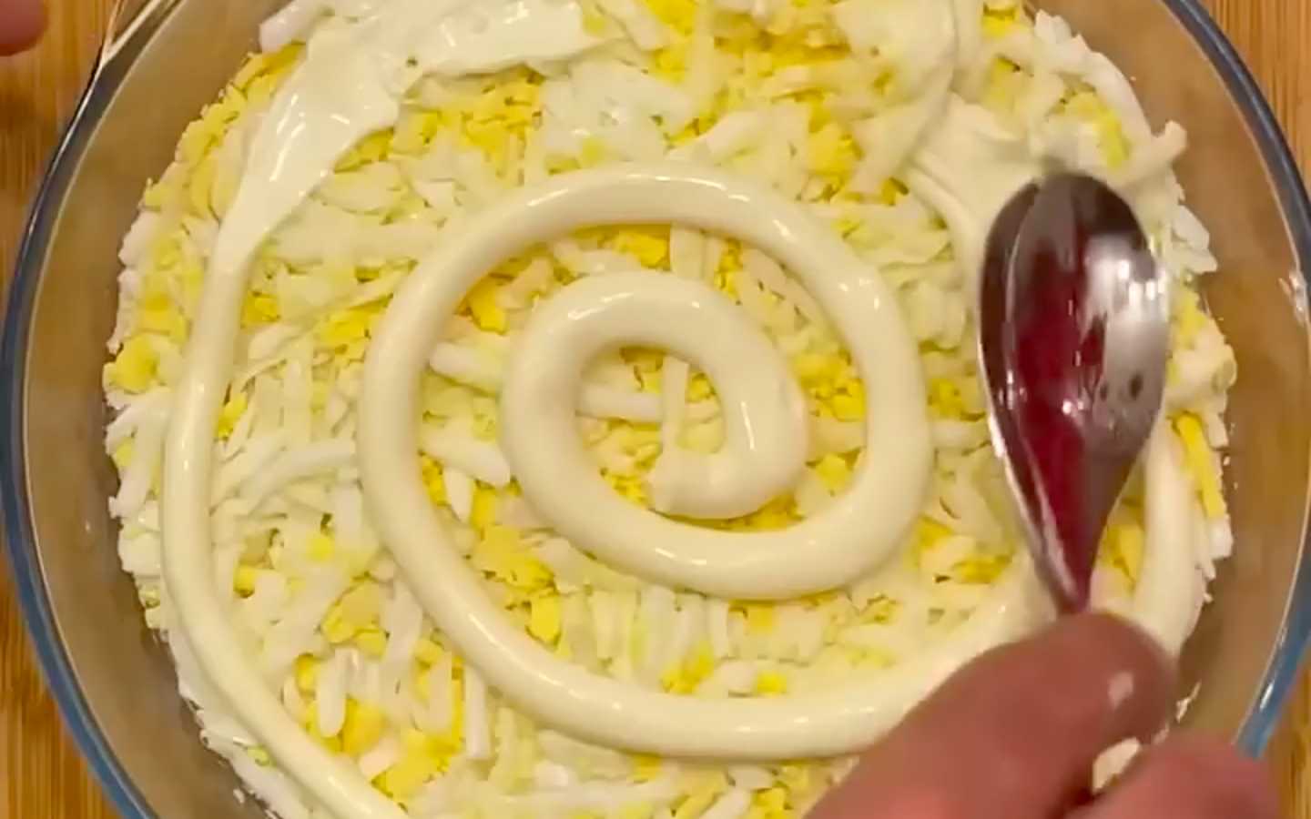 Hareng sous un manteau de fourrure avec du caviar - Étape 4