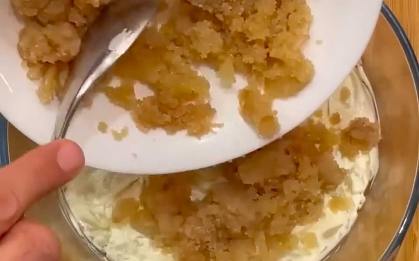 Hareng sous un manteau de fourrure avec du caviar - Étape 2