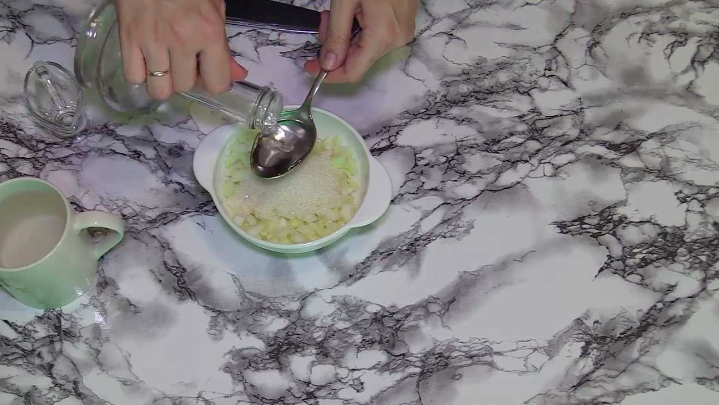 Oignons marinés pour hareng sous un manteau de fourrure - Étape 2