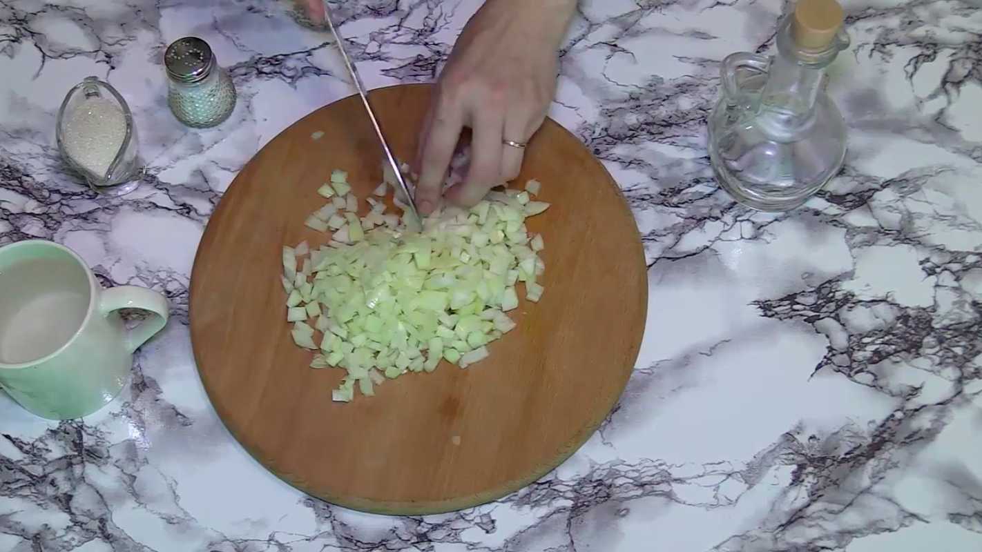 Oignons marinés pour hareng sous un manteau de fourrure - Étape 1