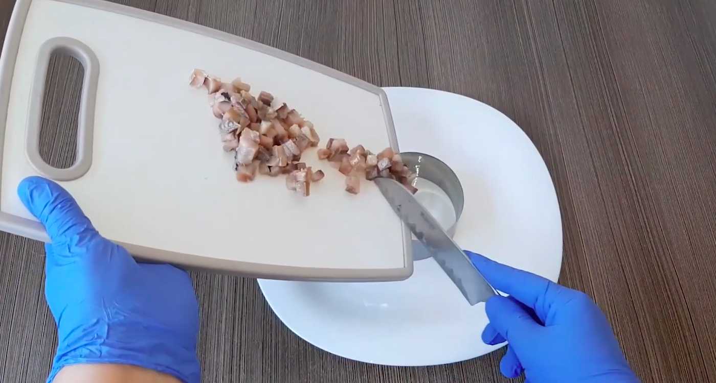 Hareng sous un manteau de fourrure sans betteraves - Étape 2