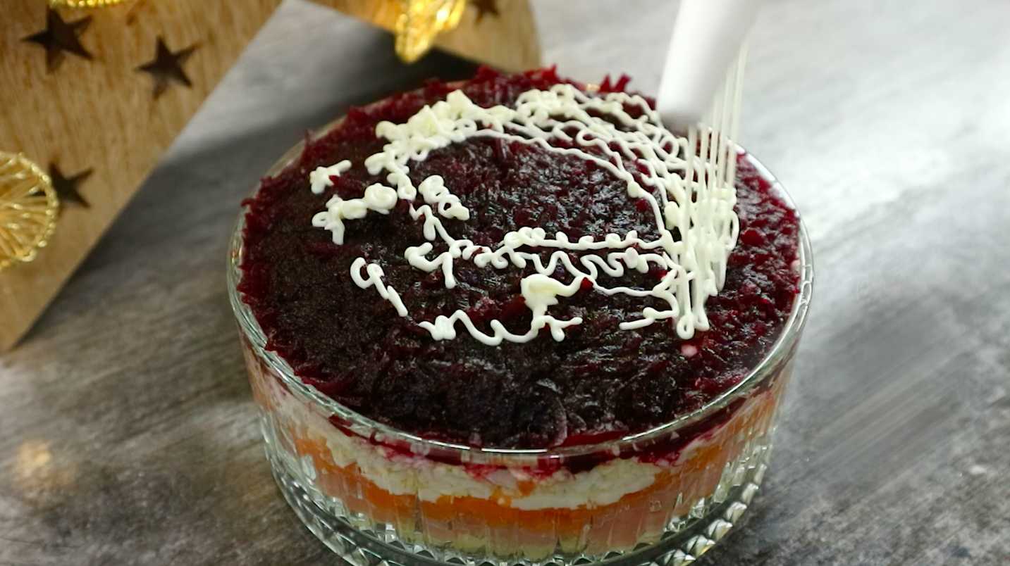 Hareng sous un manteau de fourrure avec du poisson rouge - Étape 9