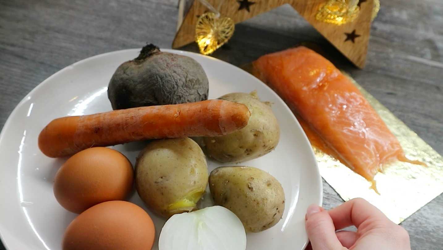 Hareng sous un manteau de fourrure avec du poisson rouge - Étape 1