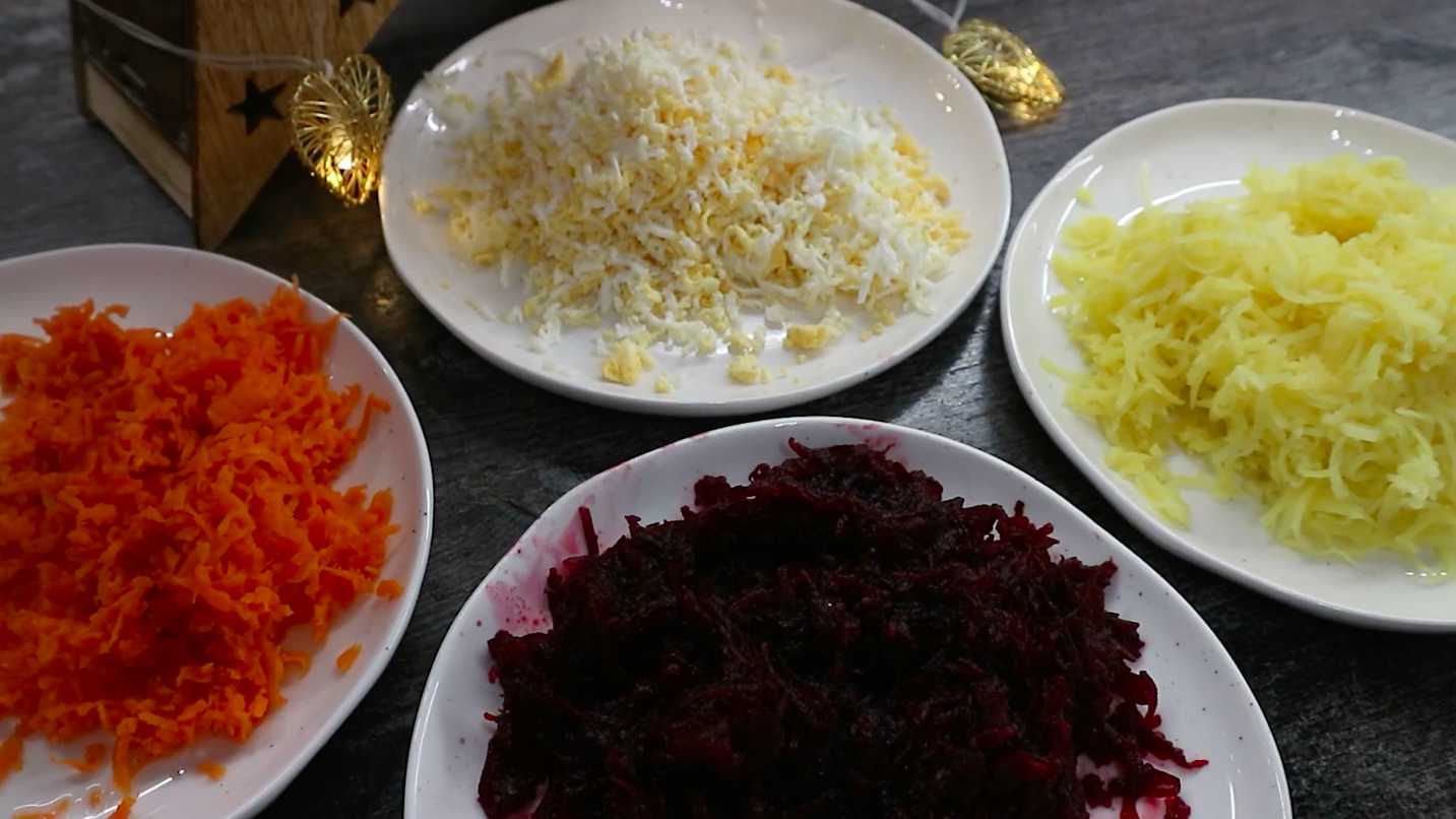 Hareng sous un manteau de fourrure avec du poisson rouge - Étape 2