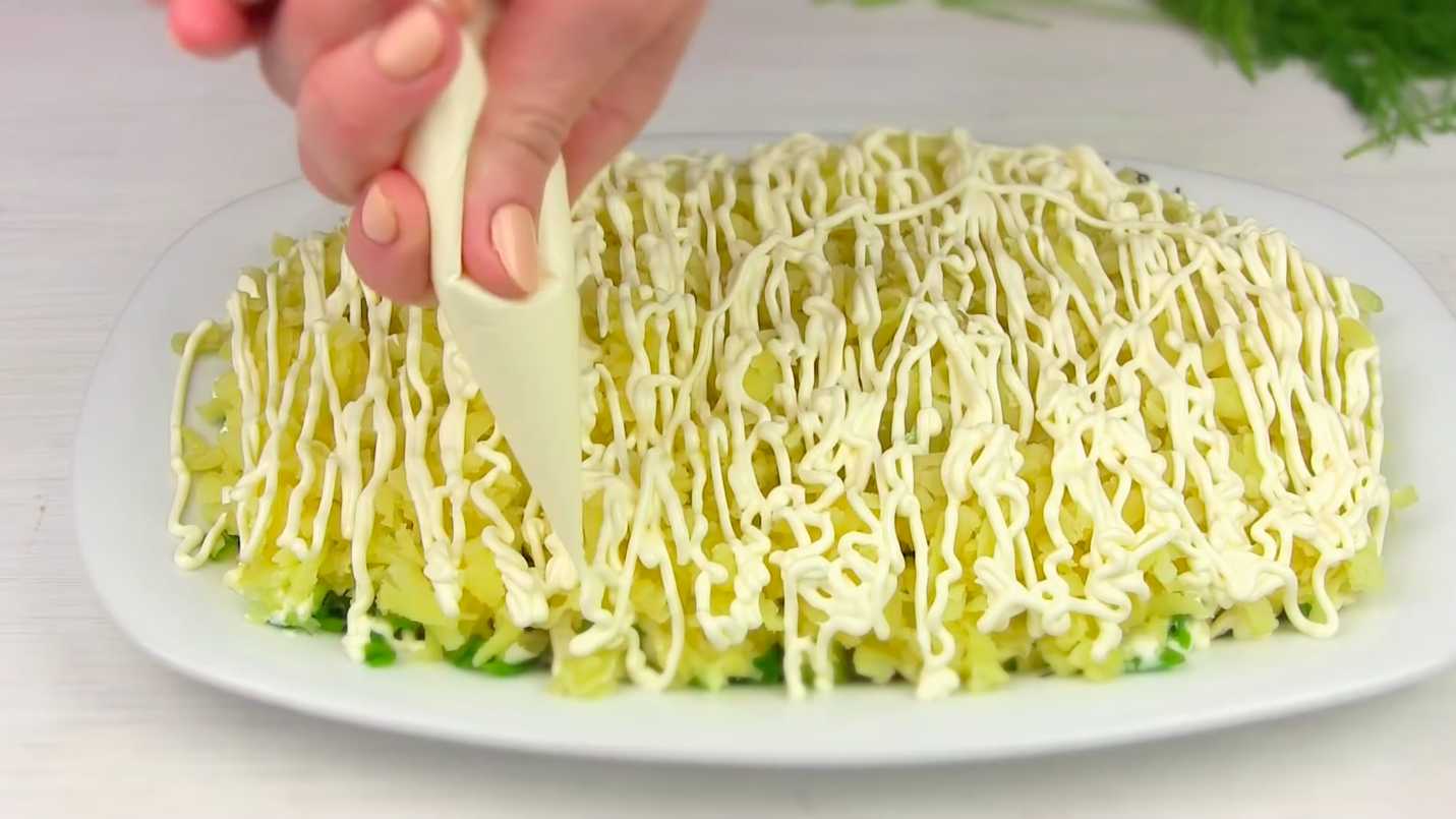 Hareng sous un manteau de fourrure avec du concombre frais - Étape 6