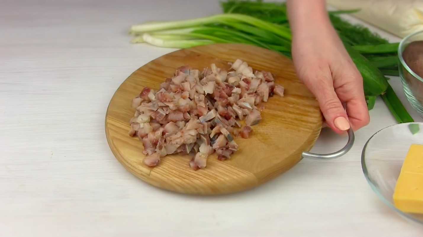 Hareng sous un manteau de fourrure avec du concombre frais - Étape 1