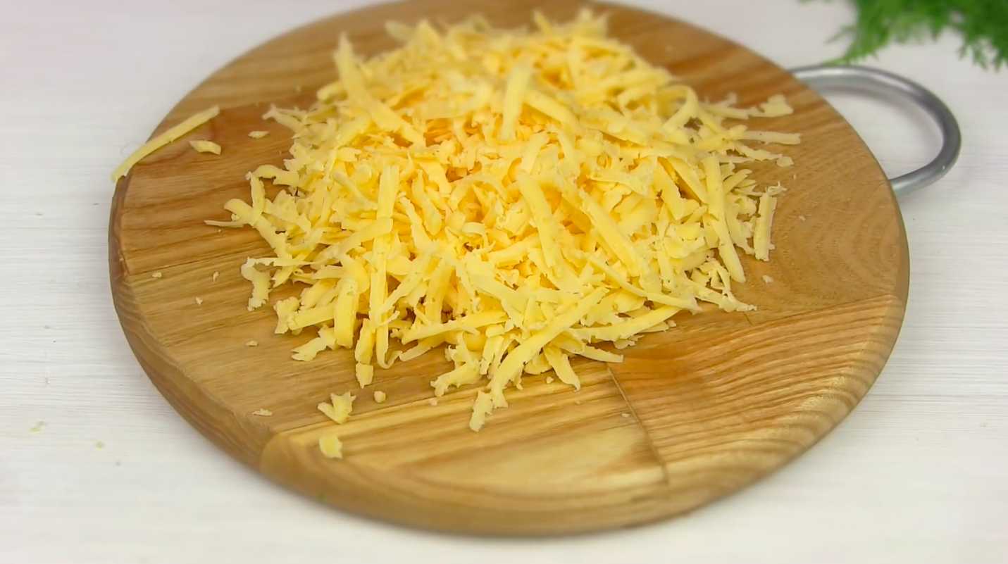 Hareng sous un manteau de fourrure avec du concombre frais - Étape 8