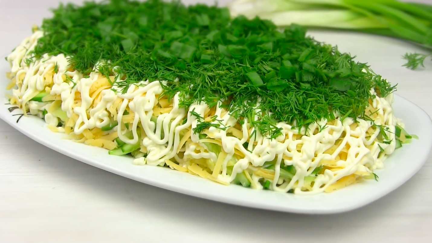 Hareng sous un manteau de fourrure avec du concombre frais - Étape 10