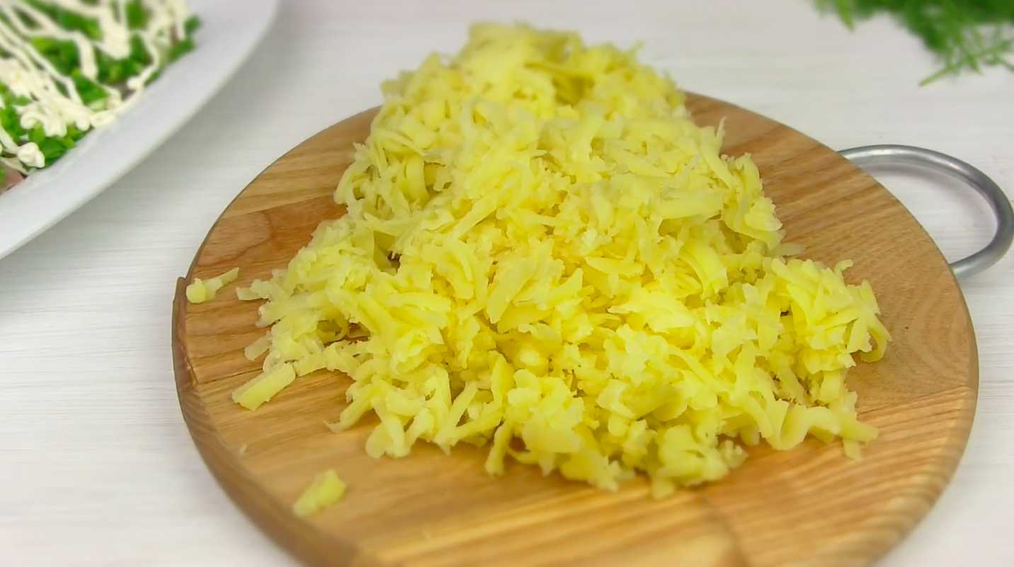 Hareng sous un manteau de fourrure avec du concombre frais - Étape 5