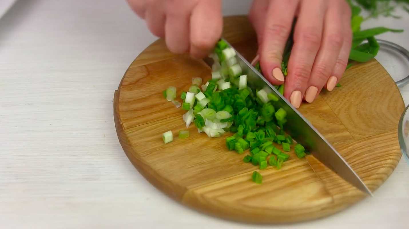 Hareng sous un manteau de fourrure avec du concombre frais - Étape 3