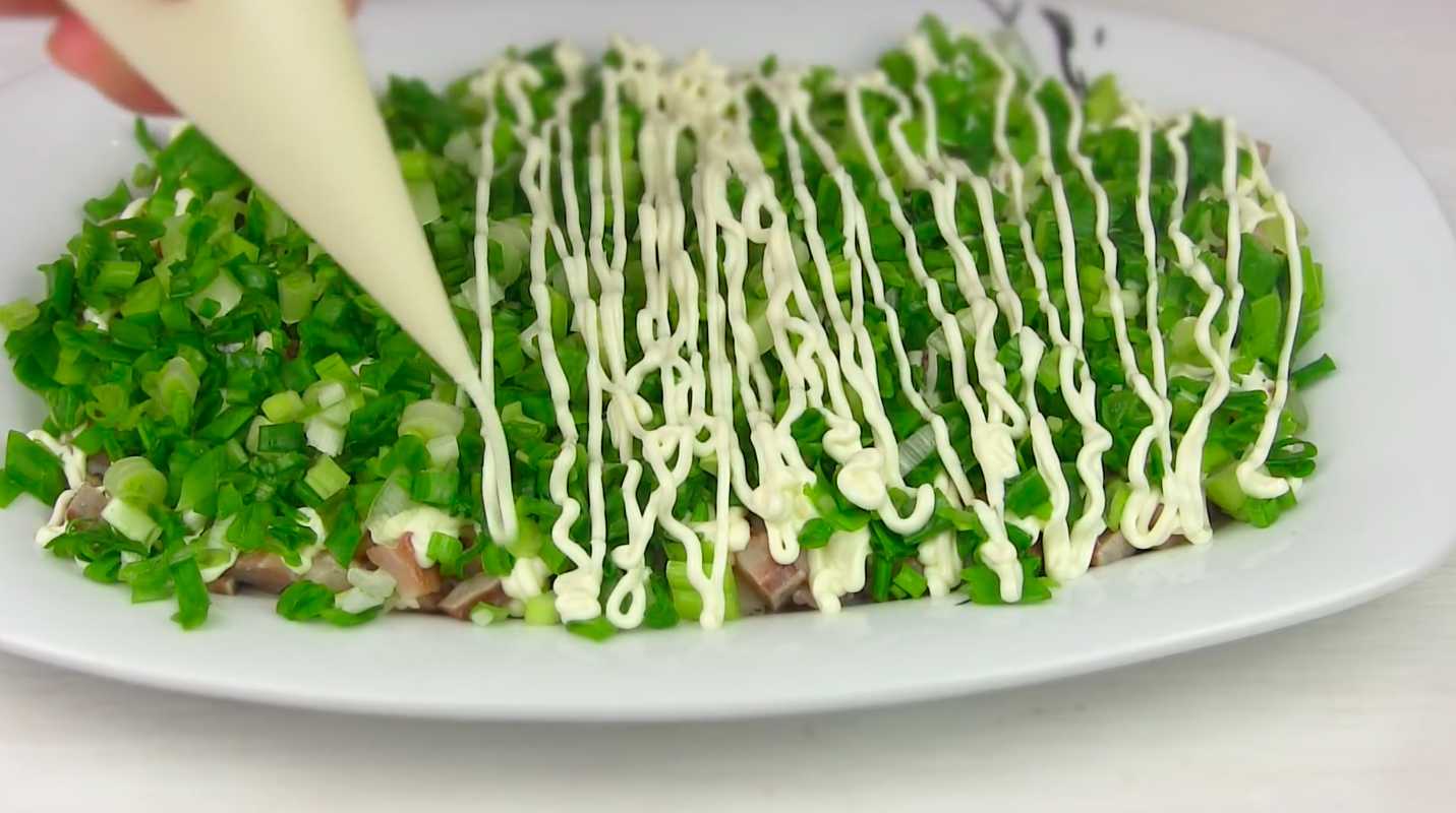 Hareng sous un manteau de fourrure avec du concombre frais - Étape 4