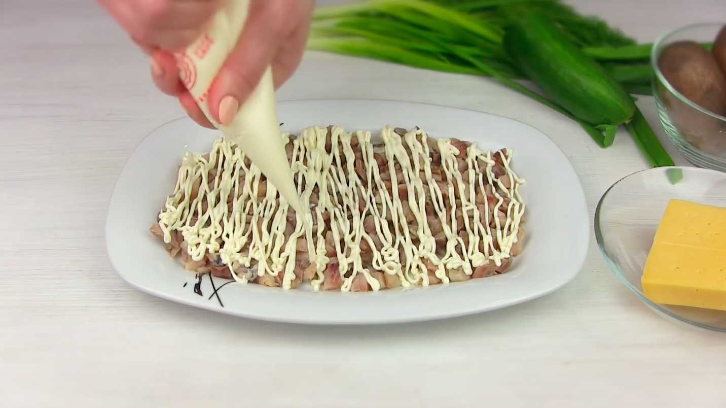 Hareng sous un manteau de fourrure avec du concombre frais - Étape 2