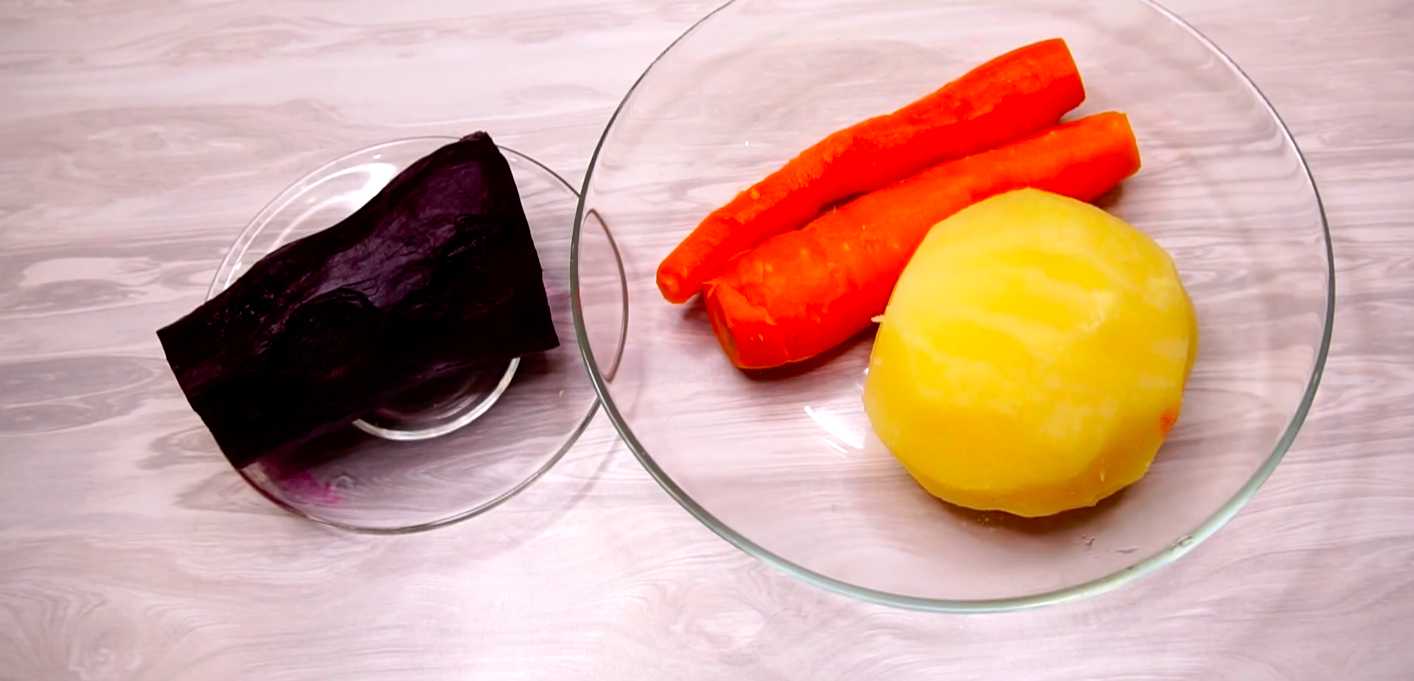 Hareng sous une couche de fourrure avec de la gélatine - Étape 1