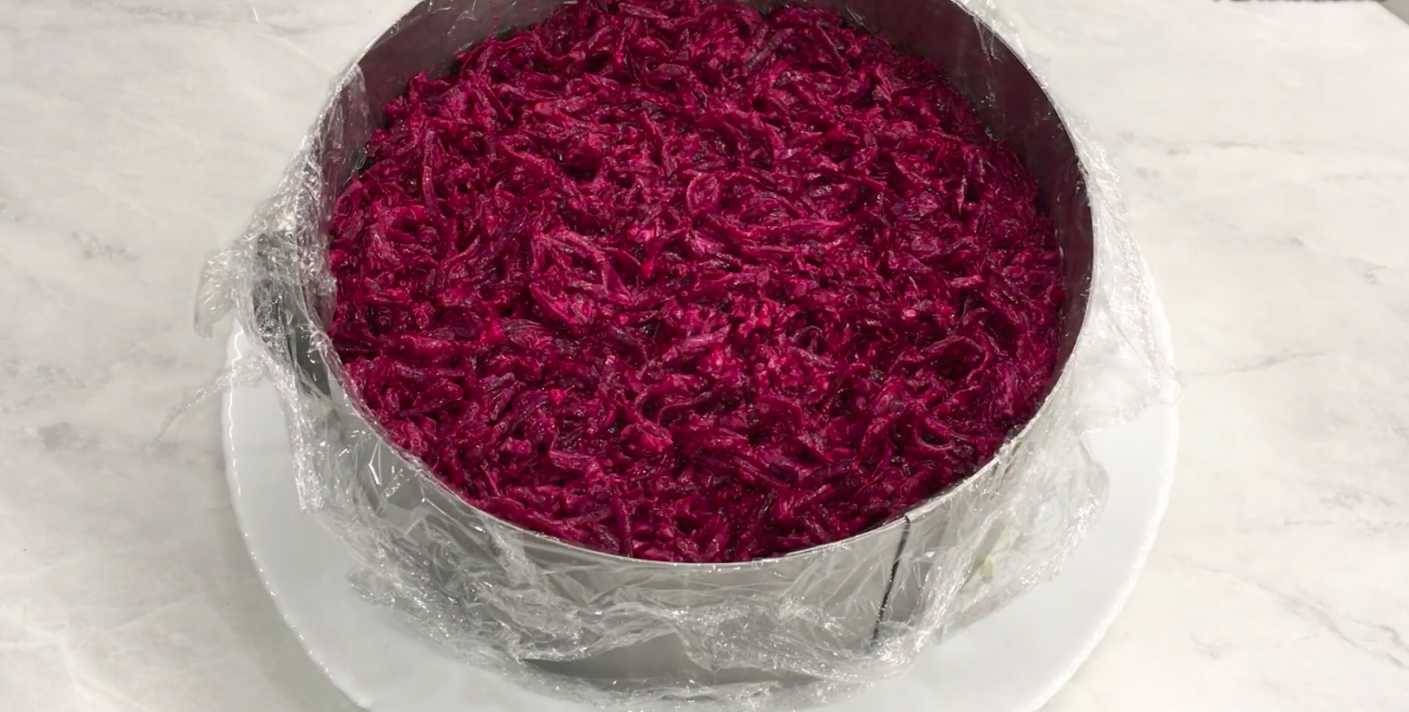 Hareng sous un manteau de fourrure avec des sprats - Étape 9