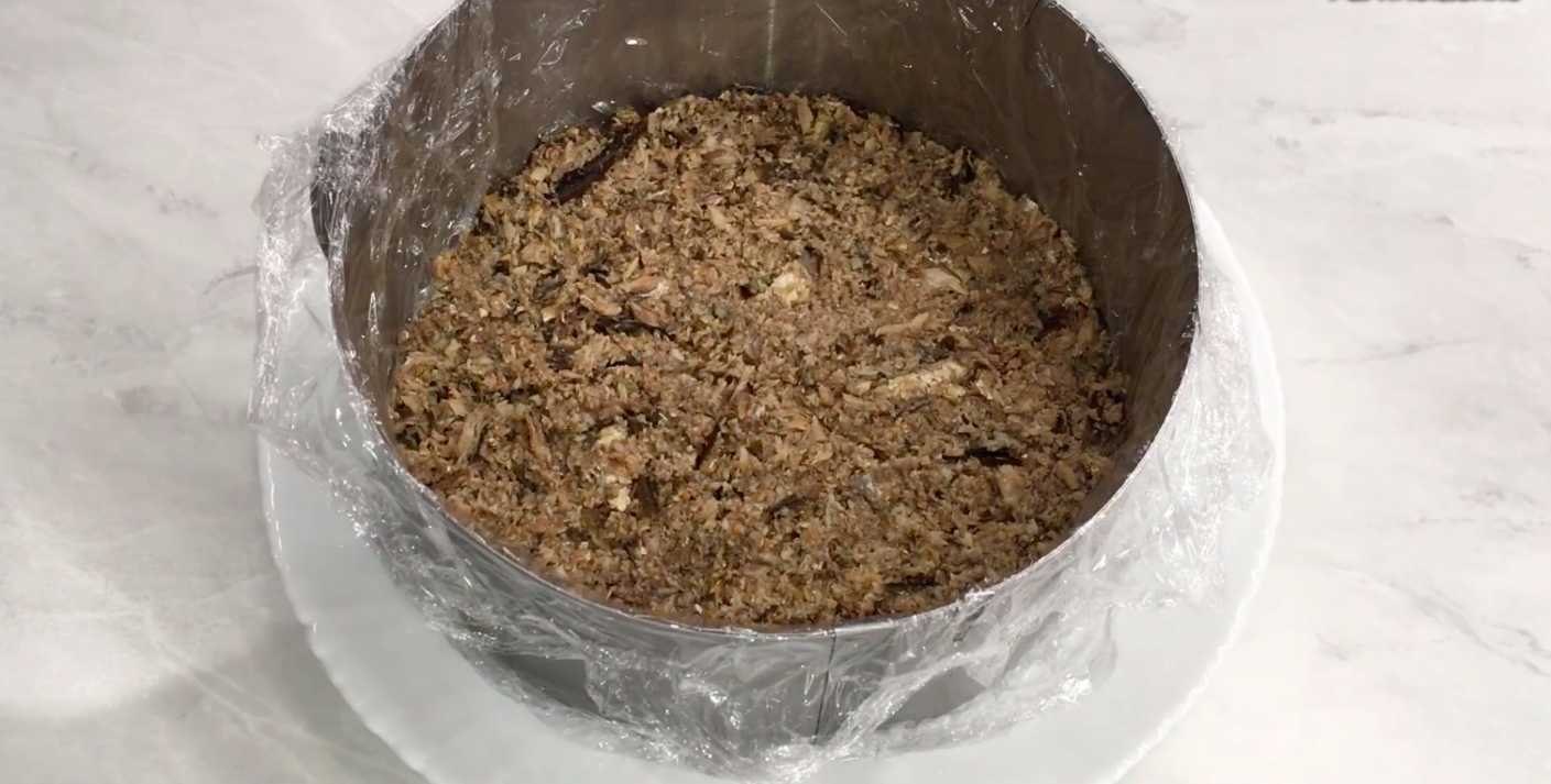 Hareng sous un manteau de fourrure avec des sprats - Étape 2